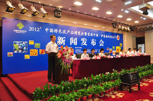 6月28日,中華全國供銷合作總社與黑龍江省人民政府在北京召開新聞發(fā)布會,介紹“2012’中國特色農產品博覽會暨首屆中國•伊春森林食品節(jié)”活動籌備情況。圖為中華全國供銷合作總社黨組成員、理事會常務理事于培順致辭。中國政府網 肖磊濤 攝