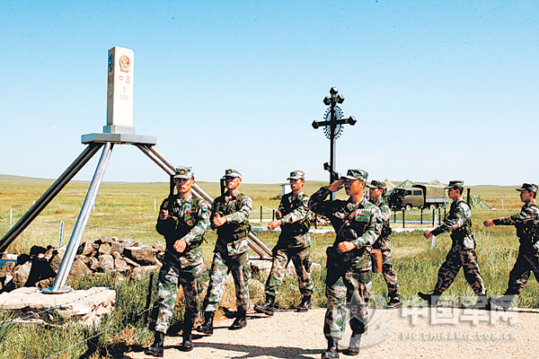 在三角地執(zhí)勤巡邏的哨兵向界碑敬禮。武元晉攝
