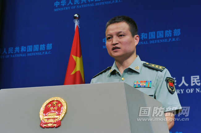 國防部新聞事務(wù)局副局長、國防部新聞發(fā)言人楊宇軍上校答記者問 李愛明 攝