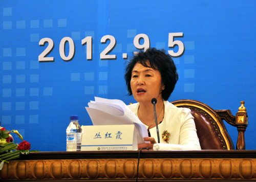 2012年9月5日,第八屆東北亞博覽會(huì)新聞發(fā)布會(huì)在長(zhǎng)春舉行。圖為東北亞博覽會(huì)執(zhí)委會(huì)副主任、吉林省政府副秘書(shū)長(zhǎng)叢紅霞介紹博覽會(huì)相關(guān)情況。中國(guó)政府網(wǎng) 肖磊濤 攝
