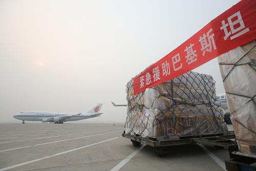 9月28日16時許,中國政府向巴基斯坦政府提供的地震救災(zāi)人道主義物資開始從北京首都國際機場啟運。 中國政府向巴基斯坦政府提供的地震救災(zāi)人道主義物資將分三架次分別從北京和南京啟運,運往巴基斯坦卡拉奇機場。該批物資主要包括救災(zāi)常用的小型發(fā)電機以及醫(yī)藥用品、應(yīng)急救援設(shè)備、凈水設(shè)備和緊急通訊設(shè)備等,還有為災(zāi)民準(zhǔn)備的過冬用的帳篷、毛毯。 新華社記者 邢廣利攝