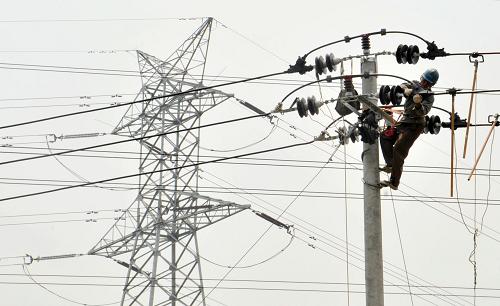 江西九江廬山區(qū)供電公司的工作人員在帶電作業(yè)(2011年7月27日攝)。新華社發(fā)(姜楠 攝)