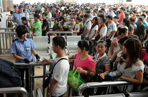 8月8日,旅客在哈爾濱火車站排隊檢票。進入暑運以來,哈爾濱火車站日均發(fā)送旅客超過9.5萬人次,客流增長明顯。面對增長的客流,哈爾濱火車站在原有兩個售票廳的基礎上,又新增了第三售票廳和學生團體售票處,售票能力提高30%,進而縮短乘客購買車票的時間。新華社記者 王松 攝