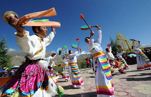 10月2日,西藏拉薩西郊安居園的藏族退休老人載歌載舞,慶祝中華人民共和國成立61周年。新華社記者 覺果 攝