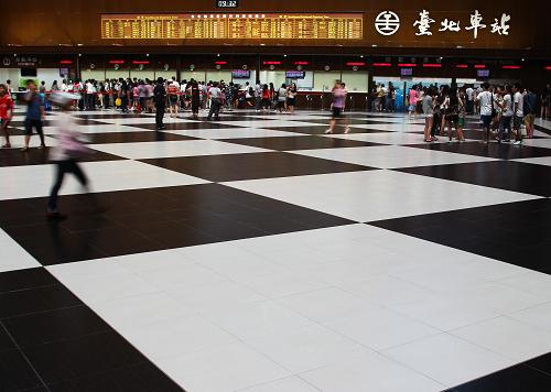 6月10日,乘客在臺(tái)北火車站買車票。新華社記者 侯東濤 攝
