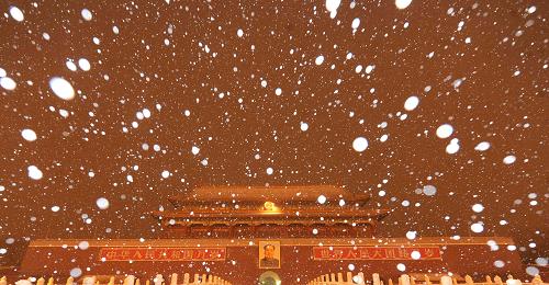 這是漫天飛雪中的天安門城樓(2月13日攝)。新華社記者 羅曉光攝