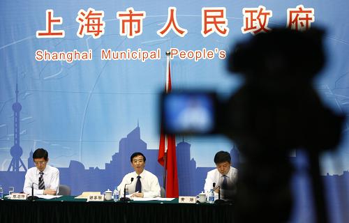 7月28日,上海市安全監(jiān)管局局長謝黎明(中)正在介紹事故處理結(jié)果。當(dāng)日,上海市政府召開新聞發(fā)布會,公布“蓮花河畔景苑”在建樓房倒覆事故的責(zé)任認(rèn)定及處理結(jié)果。閔行區(qū)副區(qū)長連正華和梅隴鎮(zhèn)鎮(zhèn)長施寶其等分別被給予行政警告、行政記大過等處分。發(fā)生在建樓倒覆事故的“蓮花河畔景苑”開發(fā)商梅都房地產(chǎn)公司、總包單位眾欣建筑公司和監(jiān)理單位光啟監(jiān)理公司均被吊銷資質(zhì)。新華社記者 裴鑫 攝
