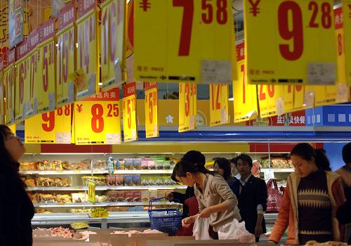 合肥市民在超市選購食品(12月10日攝)。新華社記者 李健 攝