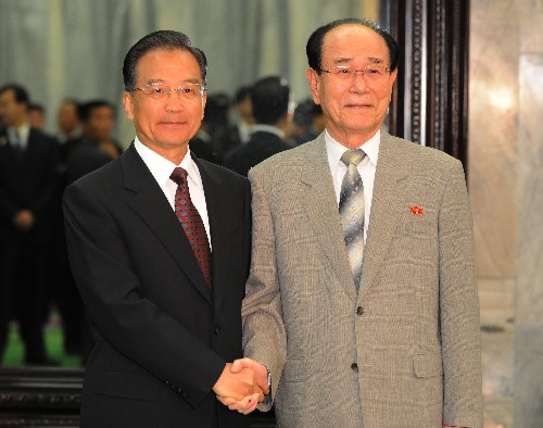 10月5日,正在朝鮮進(jìn)行正式友好訪問(wèn)的中共中央政治局常委、國(guó)務(wù)院總理溫家寶在平壤會(huì)見(jiàn)朝鮮最高人民會(huì)議常任委員會(huì)委員長(zhǎng)金永南。 新華社記者 樊如鈞 攝