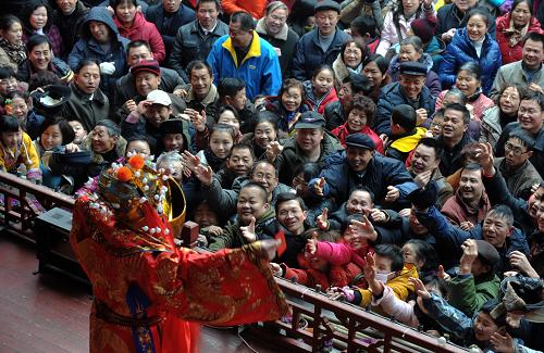 1月25日,在長沙火宮殿迎春廟會(huì)上,觀眾與京劇《跳財(cái)神》的演員互動(dòng)。當(dāng)日是大年初三,長沙市天氣晴好,市內(nèi)各大公園、景點(diǎn)、商業(yè)街區(qū)迎來春節(jié)長假客流高峰。新華社記者 龍弘濤 攝