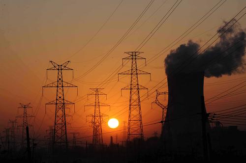 遼寧省阜新市熱電廠及附近的輸電設(shè)施(資料圖片,2009年11月21日攝)。國(guó)家發(fā)展和改革委員會(huì)11月30日宣布,從12月1日起,全國(guó)銷(xiāo)售電價(jià)每千瓦時(shí)平均提高約3分錢(qián)。居民生活用電價(jià)格暫不調(diào)整。未來(lái)居民用電價(jià)格調(diào)整將試行階梯電價(jià)制度,并由各地政府召開(kāi)價(jià)格聽(tīng)證會(huì)后確定。新華社發(fā)(田衛(wèi)濤 攝)