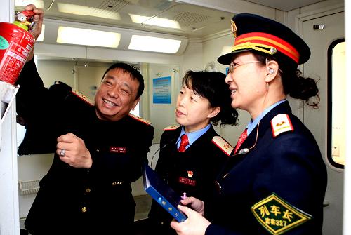 1月7日,吉林客運段通青車隊干部在青島至通化K971次列車上檢查消防器具。沈陽鐵路局吉林客運段近日對管內(nèi)38.5對旅客列車開展安全設(shè)施大檢查,對147個乘務(wù)組進(jìn)行安全乘務(wù)業(yè)務(wù)教育,備戰(zhàn)即將到來的春運工作,確保運輸安全。新華社發(fā)(高錦旭 攝)