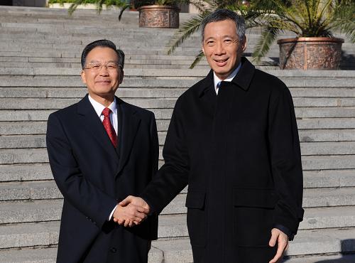 10月23日,中國(guó)國(guó)務(wù)院總理溫家寶在北京人民大會(huì)堂東門外廣場(chǎng)舉行儀式,歡迎前來出席第七屆亞歐首腦會(huì)議并對(duì)中國(guó)進(jìn)行正式訪問的新加坡總理李顯龍。新華社記者 高潔 攝