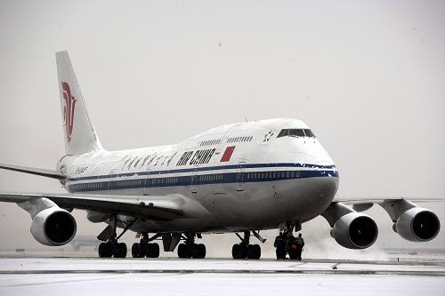 國(guó)航第三架包機(jī)飛赴希臘接中國(guó)同胞回國(guó) 2月26日,國(guó)航包機(jī)從北京首都國(guó)際機(jī)場(chǎng)準(zhǔn)備起飛。 當(dāng)日上午9時(shí)28分,國(guó)航第三架撤離滯留利比亞中國(guó)同胞包機(jī)從首都機(jī)場(chǎng)起飛赴希臘克里特島,接從利比亞撤至希臘的中國(guó)同胞回國(guó)。 新華社發(fā)(荊雷 攝)