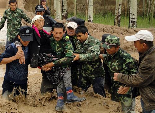 邊防官兵等在營救一名被困婦女(7月25日攝)。7月25日下午,新疆克孜勒蘇柯爾克孜自治州哈拉奇鄉(xiāng)突降暴雨,引發(fā)山洪、山體滑坡等自然災(zāi)害,大多數(shù)民房被洪水淹沒,部分被摧毀。災(zāi)情發(fā)生后,當(dāng)?shù)剡叿琅沙鏊俦杆仝s赴布隆村、哈拉奇村等重災(zāi)區(qū)參加搶險救災(zāi),安全轉(zhuǎn)移群眾100余人,排除險情10余處,暫未發(fā)現(xiàn)人員傷亡情況。 新華社發(fā)(劉丈國 攝)