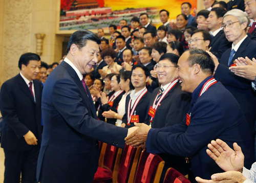 9月26日,中共中央總書記、國(guó)家主席、中央軍委主席習(xí)近平在北京會(huì)見(jiàn)第四屆全國(guó)道德模范及提名獎(jiǎng)獲得者。這是習(xí)近平等中央領(lǐng)導(dǎo)同志與參加會(huì)見(jiàn)的同志們親切交談。新華社記者 鞠鵬 攝