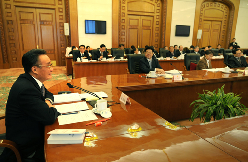 吳邦國(guó)主持十一屆全國(guó)人大常委會(huì)第十八次委員長(zhǎng)會(huì)議。 2月17日,十一屆全國(guó)人大常委會(huì)第十八次委員長(zhǎng)會(huì)議在北京人民大會(huì)堂舉行。吳邦國(guó)委員長(zhǎng)主持會(huì)議。 新華社記者 劉建生攝