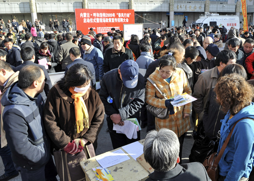 2月24日,來自呼和浩特市以及周邊地區(qū)的2000多名下崗職工和農(nóng)民工參加招聘。當(dāng)日,由內(nèi)蒙古和呼和浩特市兩級(jí)勞動(dòng)保障部門舉辦的2009年“春風(fēng)行動(dòng)”促就業(yè)活動(dòng)啟動(dòng)儀式在呼和浩特市舉行。近百家用人企業(yè)帶著1000多個(gè)就業(yè)崗位參加啟動(dòng)儀式上的招聘會(huì)。新華社記者 李欣 攝