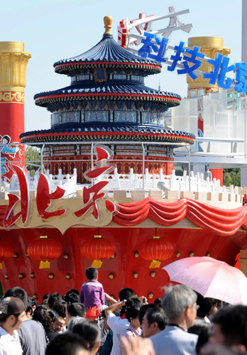 10月2日,游客在“北京之歌”彩車前參觀留影。 據(jù)了解,在10月1日國(guó)慶群眾游行中出現(xiàn)的彩車將從2日至7日在天安門廣場(chǎng)進(jìn)行展示。這些彩車充分展示出新中國(guó)成立60年來取得的輝煌成就,表達(dá)了56個(gè)民族的群眾對(duì)偉大祖國(guó)的衷心祝福。 新華社記者 唐召明 攝