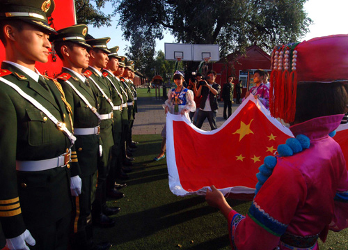 10月2日,各民族青少年代表向天安門國(guó)旗護(hù)衛(wèi)隊(duì)贈(zèng)送國(guó)旗。當(dāng)日,參加國(guó)慶慶典的56個(gè)民族青少年代表將他們親手繡制的國(guó)旗贈(zèng)送給天安門國(guó)旗護(hù)衛(wèi)隊(duì),表達(dá)對(duì)祖國(guó)的熱愛之情。新華社記者 公磊 攝