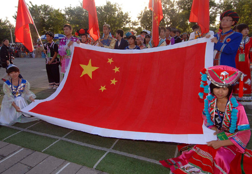 10月2日,各民族青少年代表在天安門國(guó)旗護(hù)衛(wèi)隊(duì)駐地展示他們繡制的國(guó)旗。當(dāng)日,參加國(guó)慶慶典的56個(gè)民族青少年代表將他們親手繡制的國(guó)旗贈(zèng)送給天安門國(guó)旗護(hù)衛(wèi)隊(duì),表達(dá)對(duì)祖國(guó)的熱愛之情。新華社記者 公磊 攝