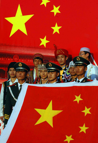 10月2日,各民族青少年代表與天安門國(guó)旗護(hù)衛(wèi)隊(duì)?wèi)?zhàn)士合影。新華社記者 公磊 攝