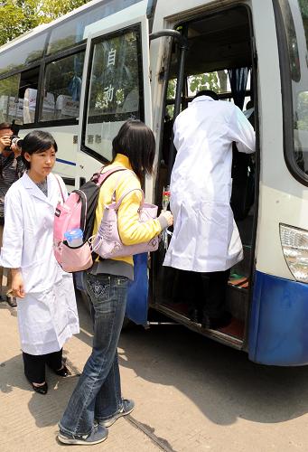 5月16日,解除醫(yī)學(xué)觀察的接觸者登車離開。新華社記者 陳燮 攝