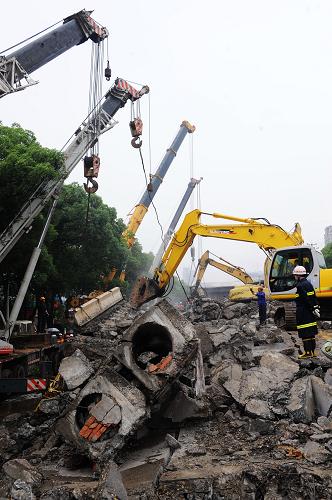 5月18日,重型機(jī)械在株洲市紅旗路高架橋坍塌事故現(xiàn)場(chǎng)進(jìn)行救援作業(yè)。新華社記者 龍弘濤 攝
