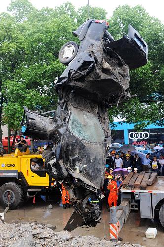 5月18日,一輛被壓汽車被吊起。新華社記者 龍弘濤 攝