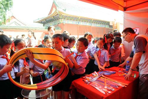 5月18日,小朋友們在中國科學技術(shù)館的展位前了解數(shù)學分支拓撲學中赫赫有名的莫比烏斯圈的奧秘。 當日是國際博物館日,北京地區(qū)的60多家博物館,以長廊的形式聚集在北京古代建筑博物館院內(nèi),展示、宣傳各博物館的特色展覽,來吸引觀眾走進博物館。 新華社記者羅曉光攝