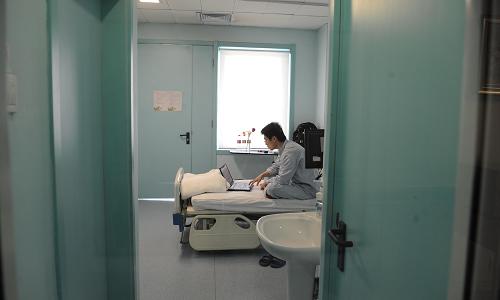 5月20日,被隔離者小秦在病房內(nèi)上網(wǎng)。新華社記者 李文 攝