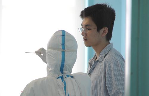 5月20日,護(hù)士在病房內(nèi)給被隔離者小秦測體溫。新華社記者 李文 攝