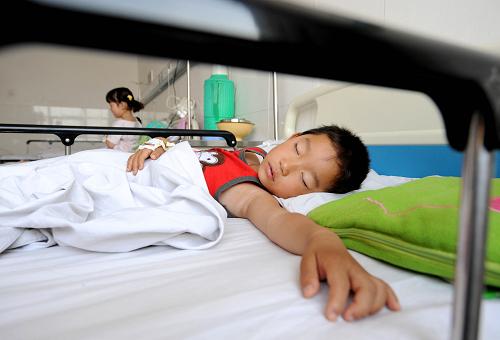 6月22日,兩名兒童在河南省周口市中心醫(yī)院接受觀察治療。新華社記者 朱祥 攝
