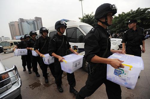 6月23日,公安特警將毒品搬運(yùn)進(jìn)禁毒宣傳活動(dòng)現(xiàn)場(chǎng)。新華社記者 江宏景 攝