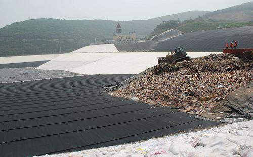 6月23日,蘇州市七子山垃圾填埋場(chǎng)擴(kuò)建工程無(wú)害化處理場(chǎng)員工在進(jìn)行垃圾填埋作業(yè)。新華社發(fā)(王彪 攝)