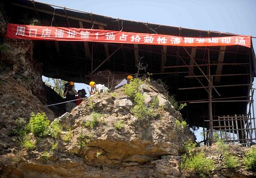 6月24日,考古工作人員在北京周口店遺址第1地點進行搶救性清理發(fā)掘工作。新華社記者 羅曉光 攝