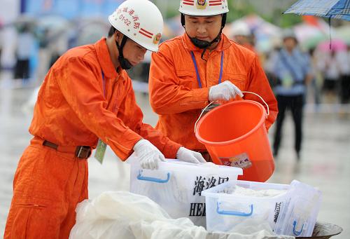 6月26日,在中越邊境廣西東興市文化體育廣場,消防官兵正在準(zhǔn)備焚燒毒品。新華社記者 周華 攝