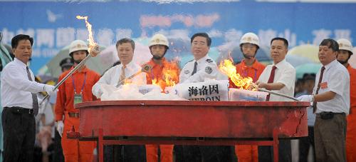 6月26日,在中越邊境廣西東興市文化體育廣場,中越兩國代表正在焚燒毒品。新華社記者 周華 攝