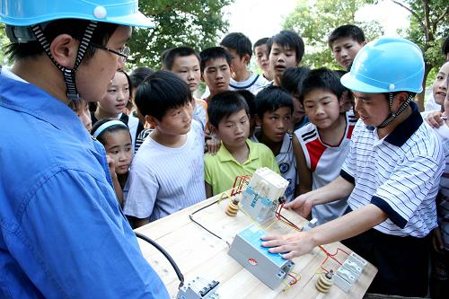 6月29日,安徽省含山縣供電公司安全員在環(huán)峰鎮(zhèn)祁門小學(xué)為留守孩子講解安全用電常識。新華社發(fā)(程千俊 攝)