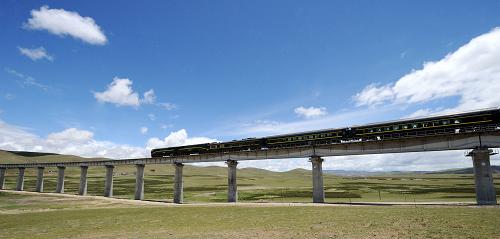 一列火車從藏北高原駛向內(nèi)地(6月24日攝)。自2006年7月1日全線通車以來,中國青藏鐵路已安全運(yùn)營3周年,有力助推了素有“世界屋脊”之稱的青藏高原優(yōu)勢產(chǎn)業(yè)的發(fā)展。統(tǒng)計(jì)數(shù)據(jù)顯示,3年來,青藏鐵路共運(yùn)送國內(nèi)外旅客830多萬人,貨物運(yùn)輸量6200多萬噸,成為助推青藏兩省區(qū)經(jīng)濟(jì)社會(huì)發(fā)展的強(qiáng)力“引擎”。新華社記者 覺果 攝
