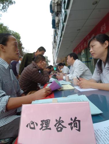 10月10日,社區(qū)居民在現(xiàn)場(chǎng)咨詢精神衛(wèi)生問(wèn)題。當(dāng)日是第18個(gè)“世界精神衛(wèi)生日”,安徽省精神衛(wèi)生防治中心的精神衛(wèi)生專家來(lái)到合肥雙崗街道社區(qū),為社區(qū)群眾提供精神衛(wèi)生咨詢服務(wù),普及精神衛(wèi)生知識(shí)。2009年世界精神衛(wèi)生日的主題為“初級(jí)保健中的精神健康:加強(qiáng)治療和促進(jìn)精神健康”。新華社記者 劉軍喜 攝
