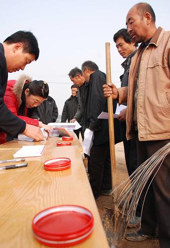 11月22日,山西運(yùn)城農(nóng)信社開通災(zāi)后貸款“綠色通道”,運(yùn)城新絳縣丁村菜農(nóng)等待在信用社貸款合同書上簽字。當(dāng)日,山西運(yùn)城13個(gè)縣(市、區(qū))200多個(gè)農(nóng)村信用社全面開通雪災(zāi)后恢復(fù)重建貸款“綠色通道”,對(duì)受災(zāi)農(nóng)戶實(shí)行簡(jiǎn)化手續(xù)、提高額度、延長(zhǎng)期限、利率優(yōu)惠等政策,幫助他們度過(guò)難關(guān)。新華社發(fā)(高新生 攝)