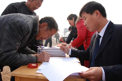 11月22日,山西運(yùn)城農(nóng)信社開通災(zāi)后貸款“綠色通道”,運(yùn)城新絳縣丁村的菜農(nóng)在信用社貸款合同書上簽字。新華社發(fā)(高新生 攝)