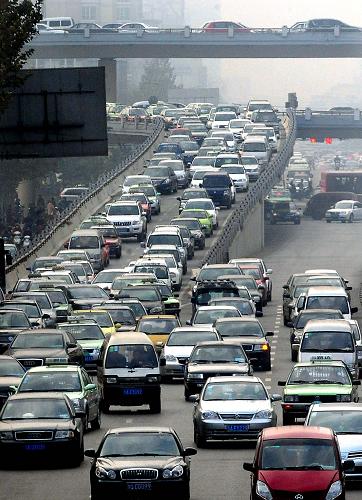 鄭州市一座立交橋上車(chē)輛擁擠的場(chǎng)景(11月30日攝)。近年來(lái),鄭州市進(jìn)入了機(jī)動(dòng)車(chē)快速發(fā)展的時(shí)期,私家車(chē)的保有量更是逐年大幅度增長(zhǎng)。今年,平均每天上牌新車(chē)700多輛,其中私家車(chē)占了七成。據(jù)估算,到今年年底,全市私家車(chē)的數(shù)量將超過(guò)100萬(wàn)輛。新華社記者 王頌 攝