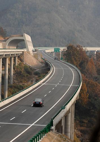 12月5日,一輛工程用車行駛在剛剛完工的六潛高速公路上。新華社記者 王雷 攝