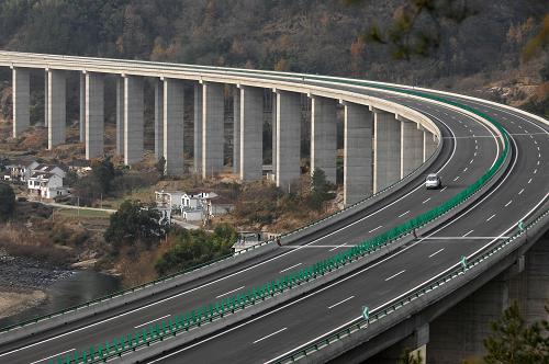 12月5日,一輛工程用車行駛在剛剛完工的六潛高速公路董家灣特大橋上。新華社記者 王雷 攝
