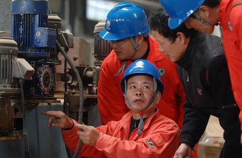 12月10日,廣德縣供電技術人員在新杭鎮(zhèn)農民工創(chuàng)業(yè)園為一家竹產品加工企業(yè)提供技術指導。為緩解國際金融危機背景下農民工的就業(yè)壓力,安徽廣德縣先后開辟4個農民工創(chuàng)業(yè)園,簡化行政程序,強化職能服務,為農民工創(chuàng)業(yè)和就業(yè)提供綠色通道。當地還采取政策扶持、服務推動等多項措施,幫助農民工創(chuàng)業(yè)企業(yè)順利發(fā)展,目前創(chuàng)業(yè)園已吸引近3000名農民工從長三角和珠三角等地返鄉(xiāng)就業(yè)。新華社記者 王雷 攝