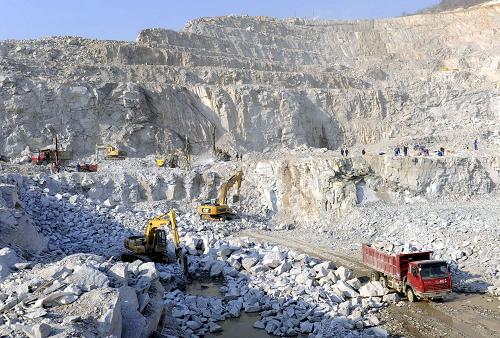 12月20日,田灣核電站擴建工程核島基巖負挖工地一片繁忙。目前,江蘇田灣核電站擴建工程5、6號機組已進入核島基巖負挖階段。在核電站中安置核反應(yīng)堆的核島有一部分需安裝在水平地面以下,負挖就如同為高樓澆筑地基前需開挖基坑一樣,是核島建設(shè)中十分重要的施工環(huán)節(jié)。新華社發(fā)(耿玉和 攝)