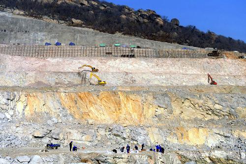 12月20日,田灣核電站擴建工程核島基巖負挖工地一片繁忙。目前,江蘇田灣核電站擴建工程5、6號機組已進入核島基巖負挖階段。在核電站中安置核反應(yīng)堆的核島有一部分需安裝在水平地面以下,負挖就如同為高樓澆筑地基前需開挖基坑一樣,是核島建設(shè)中十分重要的施工環(huán)節(jié)。新華社發(fā)(耿玉和 攝)