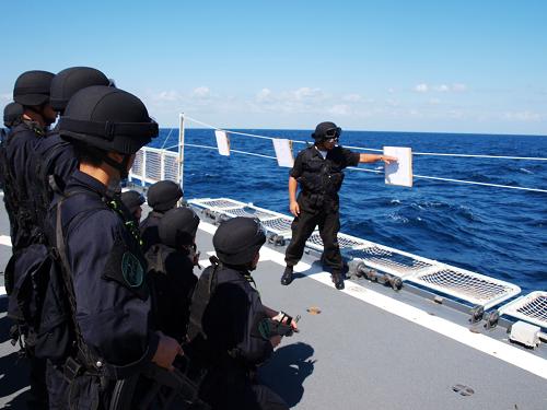 12月16日,在中國海軍第四批護(hù)航編隊的“馬鞍山”艦上,特戰(zhàn)教練進(jìn)行射擊講評。新華社記者 楊志剛 攝